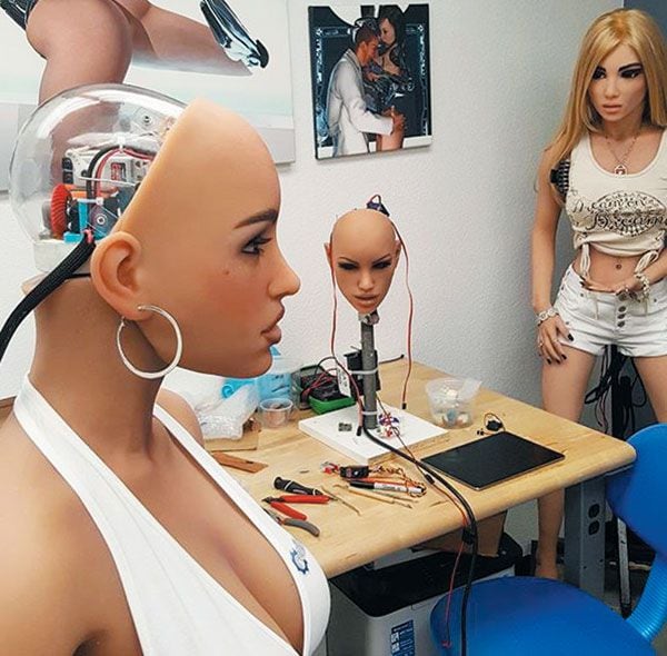 인공지능(AI) 섹스 로봇 ‘하모니’(사진 왼쪽). 어비스 크리에이션사는 하모니를 올 연말부터 시판한다고 밝혔다. 예상 가격은 1만5000달러(약 1700만원)이다.