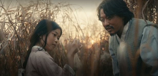 드라마 '파친코'에서 선자 아버지 '훈이'를 연기한 이대호 배우(오른쪽)와 어린 '선자' 전유나 배우. /애플tv+