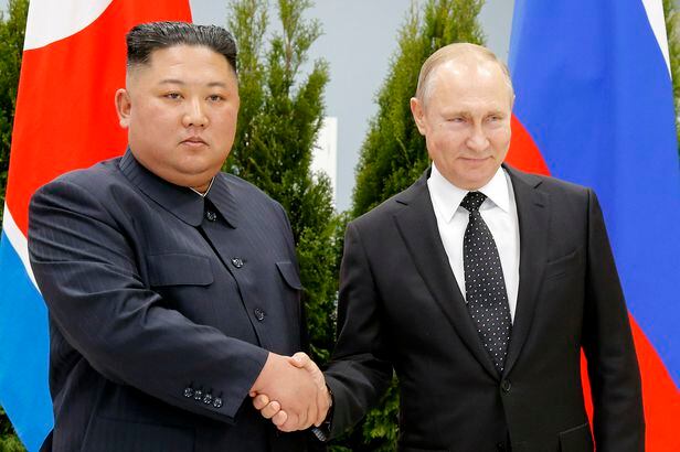 2019년 4월 블라디보스토크에서 정상회담을 가진 북한 김정은(왼쪽)과 블라디미르 푸틴 러시아 대통령./AP 연합뉴스
