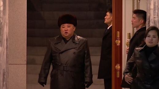 북한 김정은(가운데) 국무위원장이 지난 1월 평양에서 열린 열병식에서 가죽 코트를 입은 모습. 김정은을 수행하고 있는 현송월(오른쪽) 당 부부장도 가죽 코트를 입고 있다. /조선중앙TV 연합뉴스