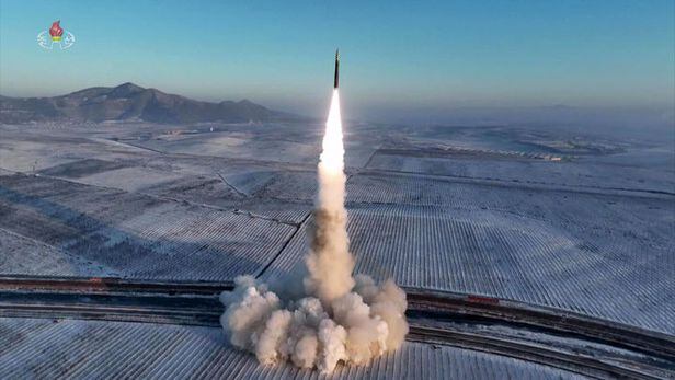 북한 조선중앙TV의 신형 ICBM 화성-18형 발사 장면 보도. /조선중앙TV