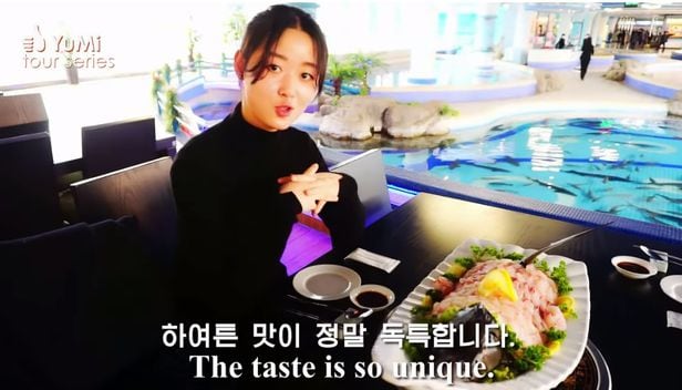 철갑상어 회를 먹은 뒤 맛을 평가하고 있는 북한 유튜버 유미. /유튜브
