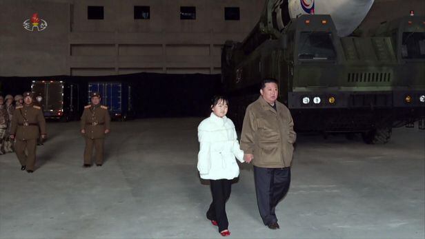 북한 조선중앙TV가 김정은 국무위원장의 지도 아래 대륙간탄도미사일 화성-17형 대륙간탄도미사일(ICBM)을 시험발사했다고 보도했다. 사진은 김정은 국무위원장이 딸과 미사일 앞을 걷고 있다. /뉴시스