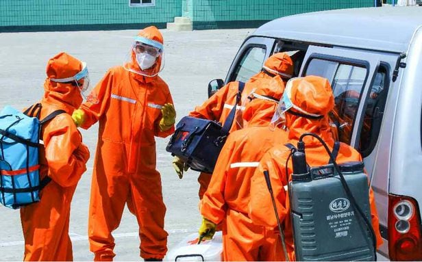 북한 노동신문은 26일 "화선 전장을 달리는 미더운 보건전사들"이라며 '최대 비상방역체계'에서 임무를 수행하는 보건 관계자들의 '희생정신'을 조명했다./2022.05.26/노동신문/뉴스1