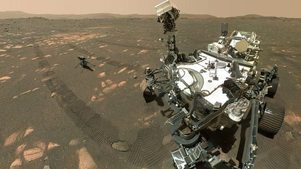 화성 탐사 로버 퍼서비어런스(오른쪽)과 무인 헬기 인저뉴어티(왼쪽)./NASA