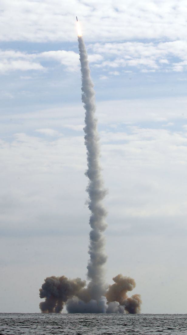 국내 기술로 개발한 고체 연료 우주발사체 3차 시험 발사가 4일 오후 제주 중문 앞바다에서 진행되고 있다. 발사체는 탑재 위성을 성공적으로 목표 궤도에 안착시켰다./뉴스1