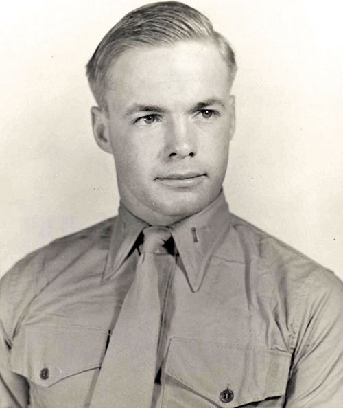 1951년 하버드대 졸업생 셰로드 에머슨 스키너 주니어(사진) 해병 소위는 1952년 10월 기지 안에 떨어진 수류탄 위로 몸을 던져 다른 대원 2명을 보호하고 숨졌다. /메달오브아너 소사이어티