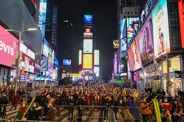 Personas disfrutando del festival de Nochevieja en Times Square, Nueva York, el 31 de diciembre de 2021. / Getty Images Korea