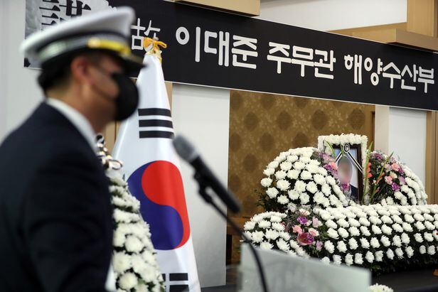 지난달 22일 오전 전남 목포의 한 장례식장에서 북한군에 피격돼 사망한 해양수산부 이대준 주무관의 영결식이 열리고 있다. /뉴스1