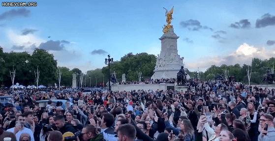 엘리자베스 2세 여왕 서거 소식이 알려진 8일(현지 시각) 런던 버킹엄 궁 앞에 모여든 추모객들이 영국 국가를 함께 부르고 있다./트위터