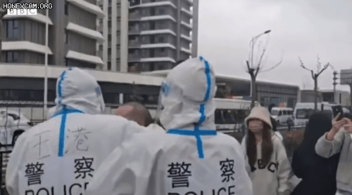 15일(현지시각) BBC 등에 따르면 중국 상하이에서 코로나 격리 시설로 전환돼 집에서 쫓겨나게 된 시민이 경찰에 항의하자 체포됐다. /BBC