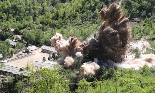 작년 5월 함경북도 길주군 풍계리 핵실험장의 시설물들이 폭파되면서 흙먼지가 솟아오르고 있다. 당시 북한은 전문가는 배제한 채 언론만 초청해 풍계리 핵실험장 갱도 입구를 폭파했다.