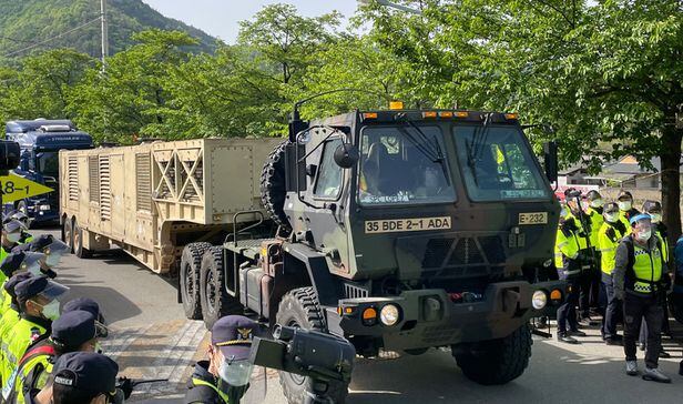 28일 사드 발전 장비를 실은 군용 차량이 경북 성주군 사드 기지 앞 도로를 지나고 있다. /연합뉴스