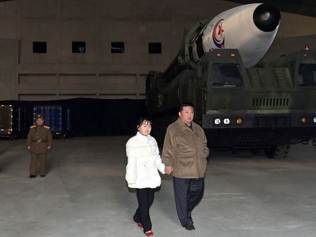 김정은이 지난 11월 19일 ICBM 발사장에 딸 김주애를 데리고 나온 모습./노동신문 뉴스1
