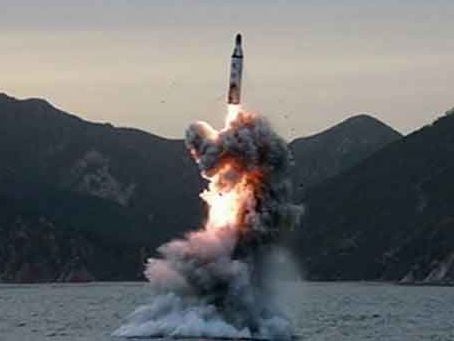 북한이 지난 2016년 8월 23일 발사한 잠수함발사탄도미사일/조선중앙통신