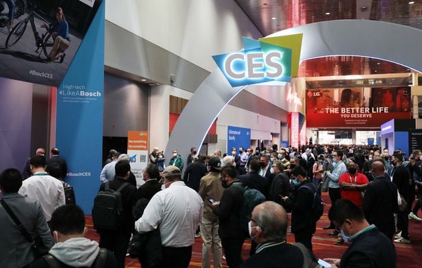 세계 최대 전자·가전·정보기술(IT) 전시회인 CES 2022가 개막한 지난해 1월5일(현지시간) 미국 네바다주 라스베이거스 컨벤션센터를 찾은 관람객들이 입장하고 있다. /뉴스1 