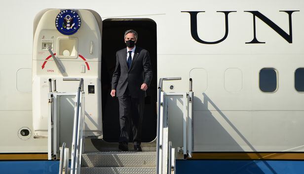 조 바이든 행정부 출범 후 첫 해외 순방에 나선 토니 블링컨 국무장관이 17일 오후 경기 오산 미 공군기지를 통해 도착해 비행기에서 내리고 있다. /사진공동취재단