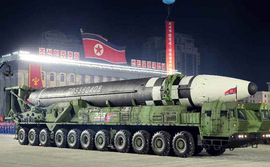 북한이 지난 10일 공개한 신형 대륙간탄도미사일(ICBM)과 11축 이동식발사차량(TEL)/조선중앙TV 뉴시스