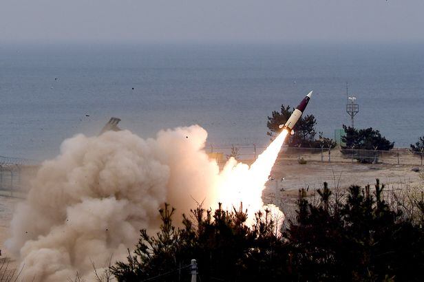  합동참모본부는  2022년3월24일 북한의 대륙간탄도미사일(ICBM) 발사에 대응해 동해상에서 합동 지해공 미사일 사격훈련을 실시했다. 사진은 육군 에이태킴스 지대지 미사일이 발사되는 모습./합참 제공