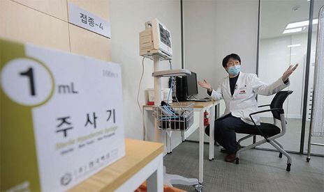 지난 2월 1일 국립중앙의료원 관계자들이 코로나19 백신 초기 접종이 진행되는 서울 중구 국립중앙의료원 중앙예방접종센터 접종실을 점검하고 있다. photo 뉴시스