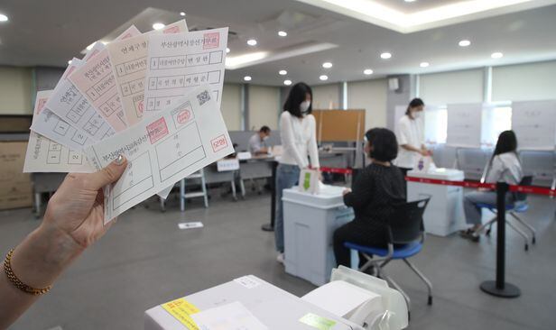 제8회 전국동시지방선거 사전투표를 하루 앞둔 2022년 5월 26일 부산시 연제구의 연제구청 직원들이 모의 사전투표 시연을 하고 있다./뉴스1