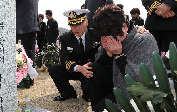 최원일 해군 중령이 지난 2017년 대전국립현충원에서 열린 '서해 수호의 날' 기념식에서 유족을 위로하고 있다. /조선일보DB