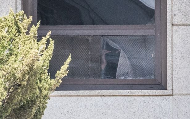 북한 한 인원이 지난 9일 미 육군참모총장인 제임스 매콘빌 육군 대장이 판문점 군사분계선 앞에 서자 판문각 1층 창문 커튼을 걷고  감시 장비를 그를 살펴보고 있는 장면이 포착됐다. /고운호 기자 