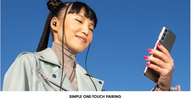 애플은 최근 출시한 ‘비츠 스튜디오 버즈’를 귀에 꽂은 여성 모델이 삼성전자 스마트폰 갤럭시 S21을 들고 있는 광고사진을 공개했다.