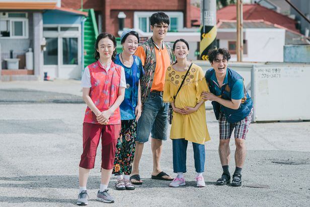 드라마 '갯마을 차차차'의 공진 마을 사람들./tvN