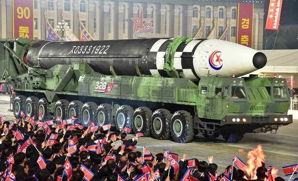 2022년4월25일 북한군 창건 90주년 열병식에 등장한 세계 최대 '괴물 ICBM(대륙간탄도미사일)' 화성-17형. /뉴스1