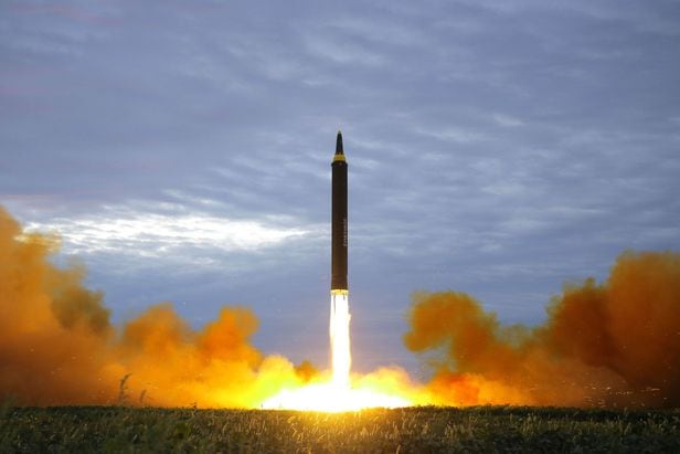 지난달 30일 북한 조선중앙통신이 중장거리전략탄도미사일 화성-12형 발사 현장 사진을 공개했다./연합뉴스 