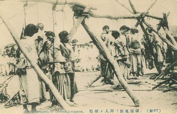 「한국 풍속:죄인의 빈사」라고 하는 타이틀이 붙어 있는 식민 시대의 사진은이 나무.의병 처형상의 모티프가 된 사진이다.