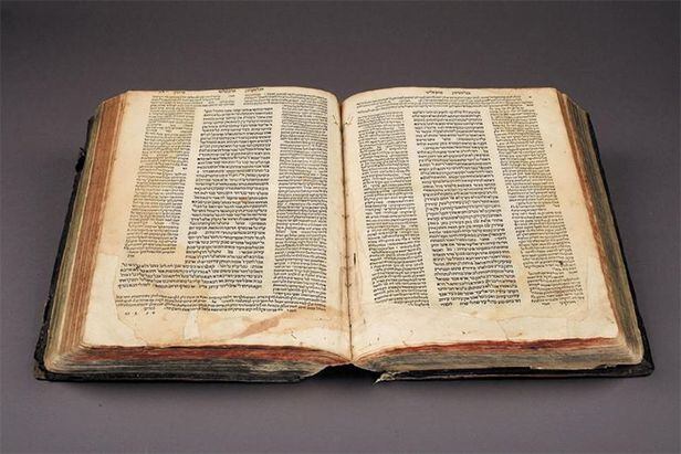 스위스 유대인 박물관의 탈무드 - 탈무드는 이스라엘의 구전(口傳) 율법과 이에 관한 보충 설명과 해석을 한데 모은 책이다. 사진은 스위스 유대인 박물관에 있는 탈무드. /위키피디아