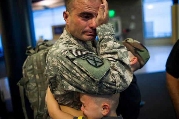 2010년 9월, 짧은 휴가를 마친 뒤 다시금 아프가니스탄 전쟁터로 떠나야 하는 브라운 병장과 마지막 포옹을 나누는 그의 아들들. /넷플릭스