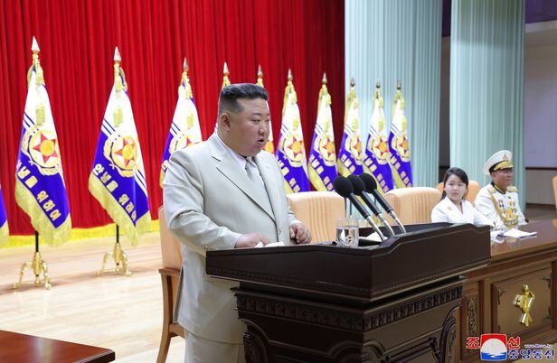 김정은 북한 국무위원장이 해군사령부를 방문한 지난달 27일 장병들 앞에서 축하연설을 하는 모습을 딸 김주애가 주석단에 앉아 지켜보고 있다. /조선중앙통신ㆍ연합뉴스