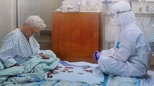 심상정 정의당 의원은 2일 요양병원에서 화투 치는 의료진의 사진을 공유하며 "경외심을 느낀다"고 했다. /트위터