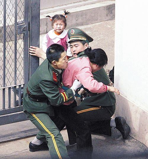 탈북자 일가족이 2002년 5월 중국 랴오닝성 선양 주재 일본 총영사관에 뛰어들자 출입문을 지키던 중국 공안들이 제지하는 모습. /연합뉴스