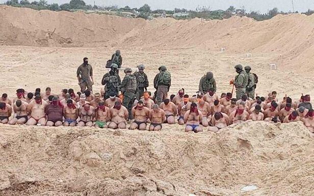모래 바닥에 속옷 차림으로 무릎을 꿇고 있는 남성들. 이들이 이스라엘군에 체포된 하마스 대원일 가능성이 있다고 이스라엘 현지 언론들이 보도했다. /엑스