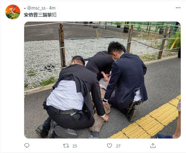 아베 신조 전 일본 총리가 선거 유세 중 총에 맞고 쓰러졌다고 NHK가 8일 보도했다. 트위터에는 아베 전 총리 습격범이라는 사진이 올라왔다. /@msc_ss