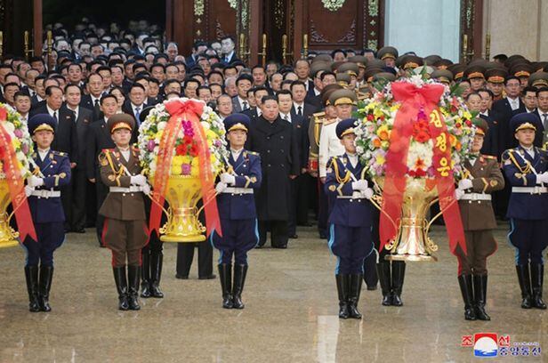 김정은 북한 국무위원장이 2021년 신년 첫날 노동당 제8차 대회 대표자들과 함께 금수산태양궁전을 참배했다./연합뉴스