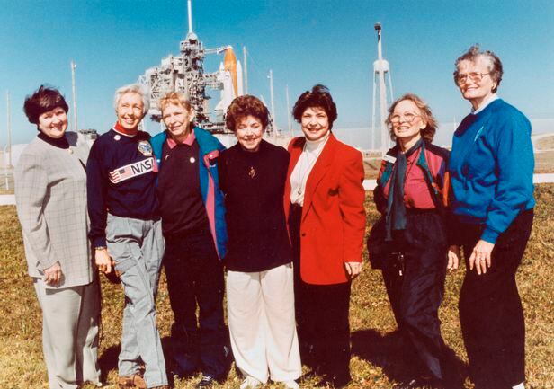 1960년대 미국 나사의 '머큐리 프로젝트'에 지원해 합격했으나 우주비행을 하지 못한 13명의 여성들 중 일부가 1995년 플로리다에서 여성 후배가 탑승한 우주비행선 발사식에 참석한 모습. 왼쪽에서 두번째가 월리 펑크다. 이들의 우주비행 꿈과 여성 우주비행사를 배출하기 위해 노력한 스토리는 넷플렉스 다큐멘터리 '머큐리 13'으로 제작되기도 했다. /NASA