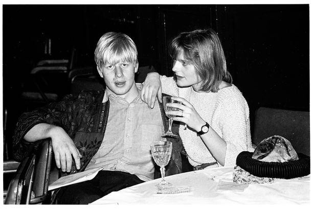 존슨과 첫번째 아내였던 알레그라 모스틴-오웬이 옥스퍼드대에 함께 재학중이던 1986년 모습