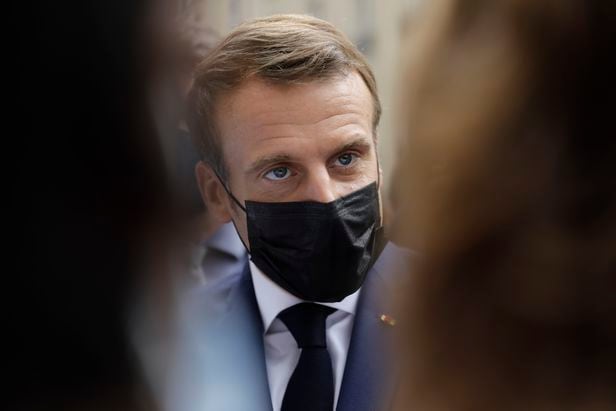 검은색 마스크를 쓴 에마뉘엘 마크롱 프랑스 대통령/AP  연합뉴스