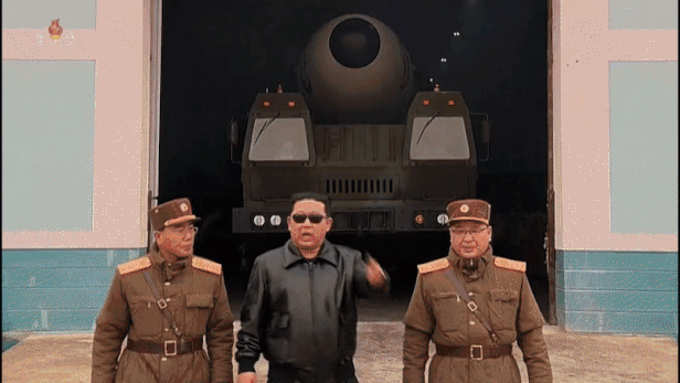북한이 작년 3월 24일 동해상에 쏘아올린  신형 '화성-17형' 대륙간탄도미사일(ICBM)의 발사 과정을 조선중앙TV이 보도한 영상. /조선중앙TV  로이터
