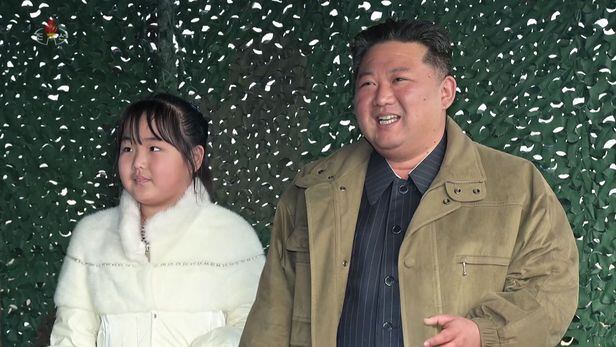 지난달 18일 북한 조선중앙TV가 공개한 김정은 위원장과 딸 모습. /조선중앙TV 뉴시스