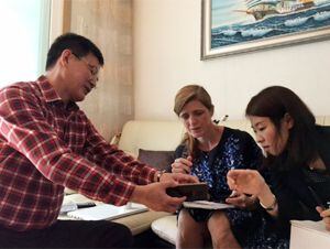방한 중인 서맨사 파워(가운데) 유엔 주재 미국 대사가 10일 자신의 트위터에 올린 북한 요덕정치범수용소 출신 탈북자 정광일(왼쪽)씨의 자택 방문 장면. 