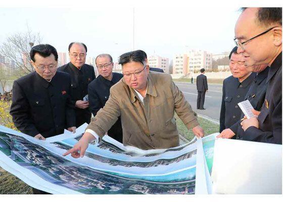 북한 김정은, 보통강강안다락식주택구건설 현장 방문/조선중앙통신 뉴시스