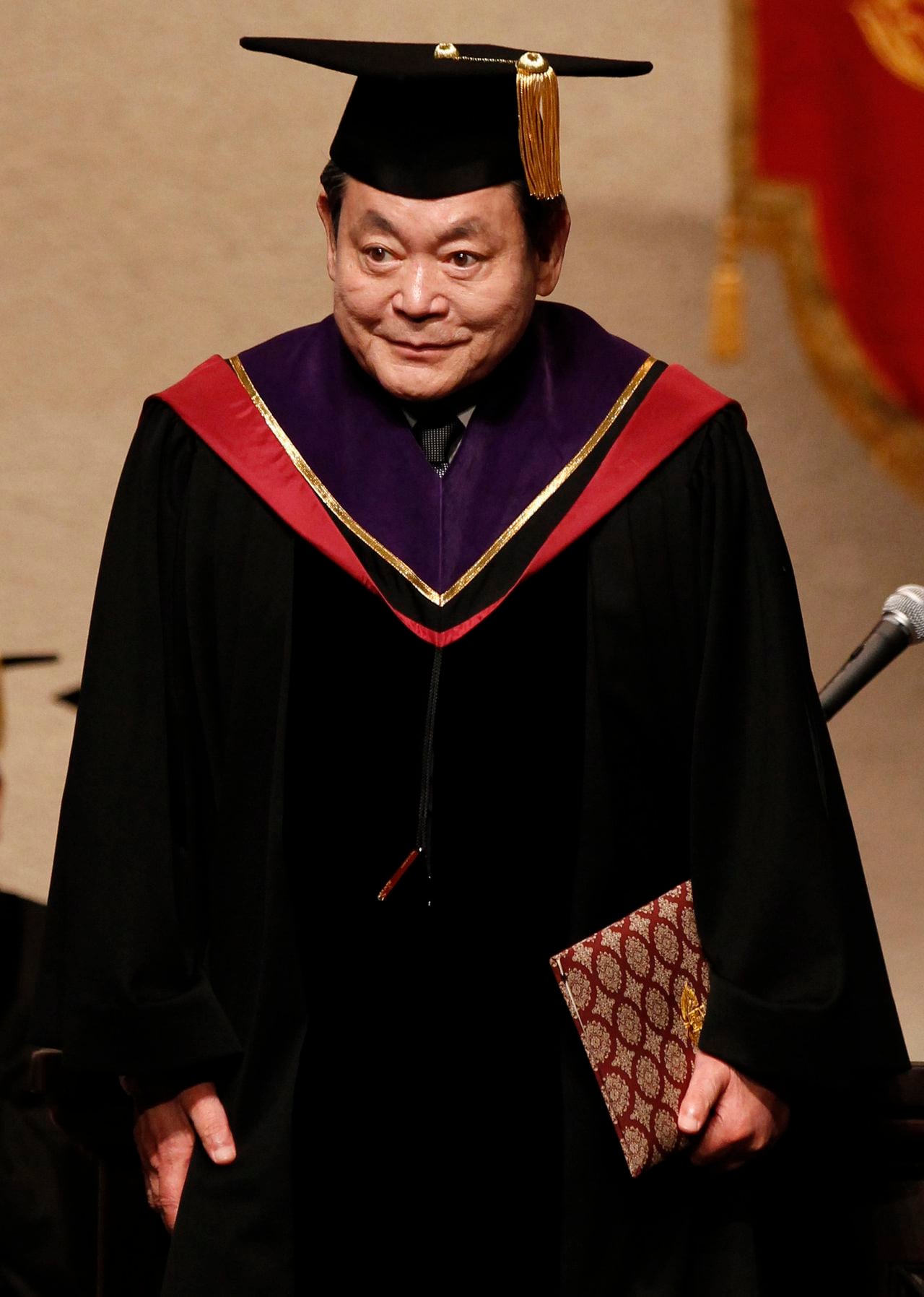 Samsung Electronics Chairman Lee Kun-hee reacts after receiving an honorary doctorate of laws during a commencement ceremony at Waseda University in Tokyo September 20, 2010.   REUTERS/Toru Hanai (JAPAN)
