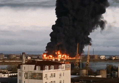 크림반도 세바스토폴 석유저장고에서 발생한 대형 화재. /트위터