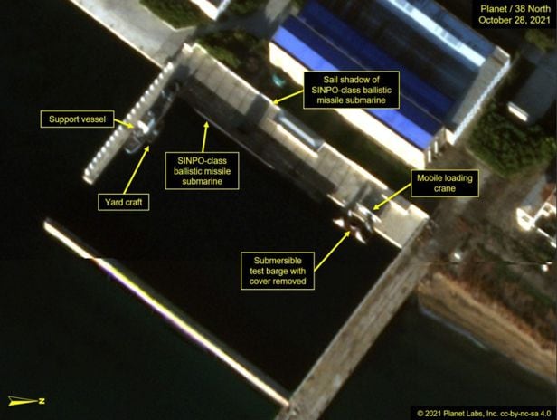 북한이 함경남도 신포 조선소에서 잠수함발사탄도미사일(SLBM)의 추가 시험발사 준비를 시사하는 활동이 포착됐다는 분석이 나왔다. 미국의 북한전문매체 '38노스'는 지난 28일 찍은 신포 조선소 위성사진을 토대로 이같이 평가했다고 29일(현지시간) 밝혔다.
    38노스는 북한의 고래급 실험용 탄도미사일잠수함(SSB) 주변의 계속된 활동이 추가 시험 발사 준비와 일치하는 것으로 판단했다. 이 고래급 SSB는 북한이 지난 19일 신형 SLBM을 시험 발사할 때 플랫폼으로 사용했다고 발표한 잠수함 '8·24 영웅함'이다./38노스/연합뉴스